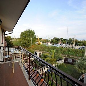 A La Vue Chambre Bagno Condiviso Shared Both2Piano No Lift No Navetta A Pagamento Aria Condizionata Ed Extra Bed 3 Minuti A Piedi Da Bus Per Fiera Di Roma